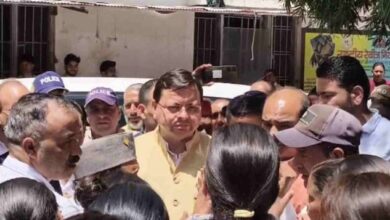 Photo of उत्तरकाशी: रोती बिलखती मुख्यमंत्री धामी से बोली खुशबू- मेरे मम्मी पापा से बात करवा दो सर