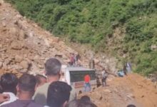 Photo of सिमली-ग्वालदम हाईवे गौचर-कमेड़ा में मलबे में फंसी बस…