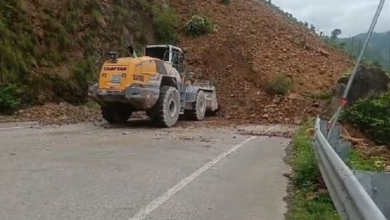 Photo of रुद्रप्रयाग: जवाड़ी बाईपास पर भारी भूस्खलन, दोतरफा यातायात बंद