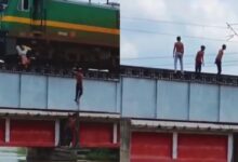 Photo of रेल की पटरी पर रील बना रहे थे लड़के और तभी अचानक से आई ट्रेन