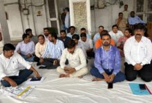 Photo of अवैध कब्जा हटाने गई सरकारी टीम पर ही FIR,लेखपालों और नायब तहसीलदारों ने FIR खत्म करने को लेकर दिया धरना
