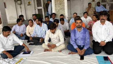 Photo of अवैध कब्जा हटाने गई सरकारी टीम पर ही FIR,लेखपालों और नायब तहसीलदारों ने FIR खत्म करने को लेकर दिया धरना