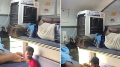 Photo of  स्लीपर कोच की बर्थ पर कूलर लगाकर सोता नजर आया शख्स