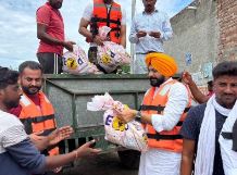 Photo of पंजाब: आम आदमी पार्टी के कार्यकर्ता दिन-रात लोगों तक राहत सामग्री पहुँचा रहे हैं