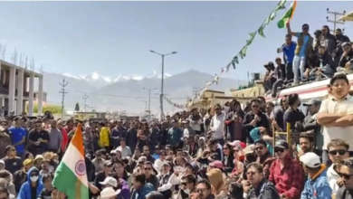 Photo of लद्दाख हिंसा में चार की मौत 70 घायल, कर्फ्यू लगा और इंटरनेट पर पाबंदी