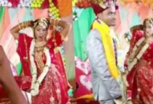 Photo of जैसे ही शुरू हुआ जयमाला स्टेज पर नागिन की तरह ऐसे लहराई दुल्हन