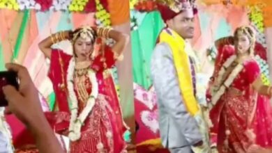 Photo of जैसे ही शुरू हुआ जयमाला स्टेज पर नागिन की तरह ऐसे लहराई दुल्हन