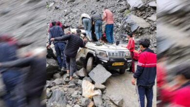 Photo of गौरीकुंड हाईवे पर मुनकटिया के पास वाहन के ऊपर गिरा भारी बोल्डर…