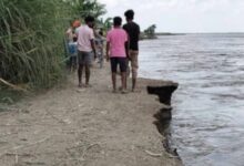 Photo of  बिहार: बेतिया में गंडक नदी का कहर, सैकड़ों लोग बेघर, ग्रामीण खुद तोड़ रहे घर