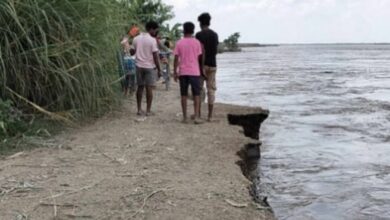 Photo of  बिहार: बेतिया में गंडक नदी का कहर, सैकड़ों लोग बेघर, ग्रामीण खुद तोड़ रहे घर