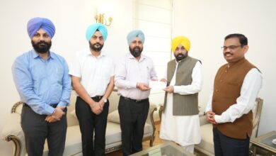 Photo of पीसीएस ऑफिसर एसोसिएशन ने मुख्य मंत्री राहत कोष के लिए सीएम को 12 लाख रुपये के चेक सौंपे