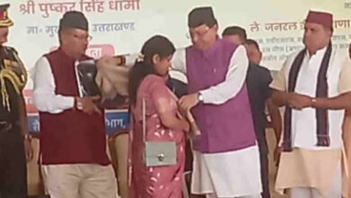 Photo of लैंसडौन पहुंचे सीएम धामी, शहीदों के परिजनों को किया सम्मानित