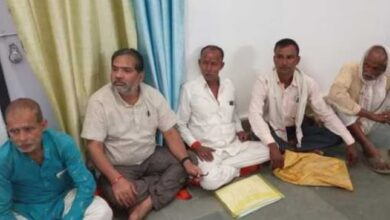 Photo of नामांकन रद्द होने के बाद निर्दलीय उम्मीदवार विश्वनाथ सिंह का धरना