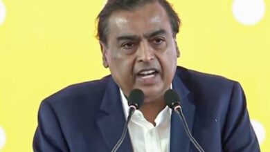 Photo of बदरीनाथ-केदारनाथ दर्शन के लिए विशेष विमान से पहुंचे मुकेश अंबानी