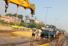 Photo of हिसार-चंडीगढ़ NH-52 की खस्ता हालत: धान से भरी ट्राली पलटी