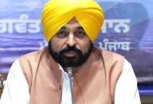 Photo of पंजाब के बाढ़ पीड़ित किसानों को सीएम भगवंत मान जी दे रहे हैं मुआवजे के चेक