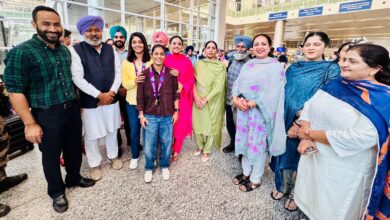 Photo of विश्व कप विजेता पंजाबी बेटियों का मोहाली पहुंचने पर पंजाब सरकार ने किया शानदार स्वागत