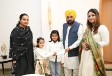 Photo of मोक्ष सोई और श्रीनिका शर्मा ने “क्रोशे ऑफ़ काइंडनेस” से प्राप्त राशि पंजाब के बाढ़ पीड़ितों की मदद के लिए दान के तौर पर दी