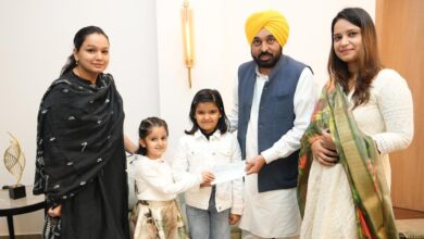 Photo of मोक्ष सोई और श्रीनिका शर्मा ने “क्रोशे ऑफ़ काइंडनेस” से प्राप्त राशि पंजाब के बाढ़ पीड़ितों की मदद के लिए दान के तौर पर दी