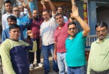 Photo of बढ़ते अपराध से धनबाद के व्यापारी दहशत में, काला बिल्ला लगाकर सुरक्षा के लिए सड़क पर उतरे