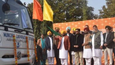 Photo of तीर्थ यात्रा बसों के पहले जत्थे को हरी झंडी दिखाकर रवाना करते सीएम भगवंत सिंह मान
