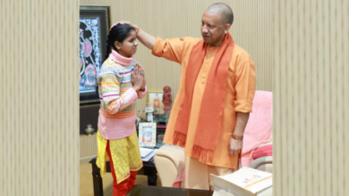 Photo of कानपुर से पैदल पहुंची दिव्यांग खुशी से मुख्यमंत्री ने की मुलाकात…