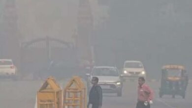Photo of दिल्ली के आसमान में धुंध… AQI 400 के करीब