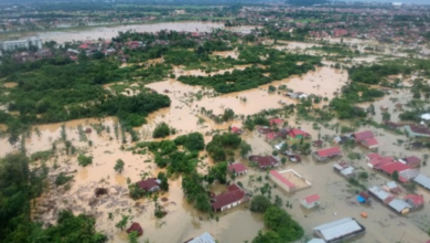 Photo of इंडोनेशिया: मूसलाधार बारिश ने मचाई भीषण तबाही
