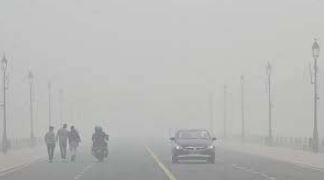 Photo of दमघोंटू बनी दिल्ली में हवा, एम्स में 421 पहुंचा AQI