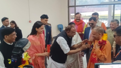 Photo of एयरपोर्ट पर सीएम योगी के पैर छूने को दौड़े मंत्री और विधायक