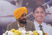 Photo of पंजाब के मुख्यमंत्री भगवंत सिंह मान और ट्रेनी पायलटों (trainee pilots), एएमई इंजीनियरों (AME engineers) के बीच
