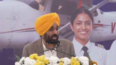 Photo of पंजाब के मुख्यमंत्री भगवंत सिंह मान और ट्रेनी पायलटों (trainee pilots), एएमई इंजीनियरों (AME engineers) के बीच