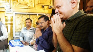 Photo of कोर्ट में कट्टर ईमानदार साबित होने के बाद केजरीवाल-सिसोदिया ने लिया हनुमान जी का आशीर्वाद