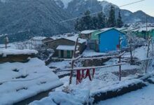 Photo of उत्तराखंड: बारिश-बर्फबारी से गिरा तापमान, प्रदूषण घटने से पर्यावरण निखरा