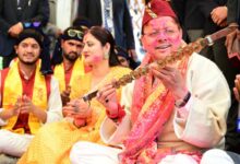 Photo of होली के रंगों में दिखी उत्तराखंड की संस्कृति, आस्था और विकास के संदेश के साथ दिखे सीएम धामी