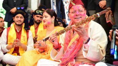 Photo of होली के रंगों में दिखी उत्तराखंड की संस्कृति, आस्था और विकास के संदेश के साथ दिखे सीएम धामी