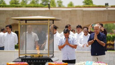 Photo of केजरीवाल और मनीष सिसोदिया गांधी समाधि पर जाकर हुए नतमस्तक, सत्याग्रह के मार्ग पर डटे रहने की मांगी शक्ति