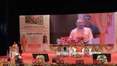 Photo of  सीएम योगी ने वितरित किए नियुक्ति पत्र, बोले- अब सिफारिश और रिश्वत देकर नहीं योग्यता से मिलती है नौकरी