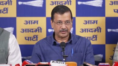 Photo of आम आदमी पार्टी के राष्ट्रीय संयोजक अरविंद केजरीवाल एक महत्वपूर्ण प्रेस कॉन्फ्रेंस को संबोधित करते हुए