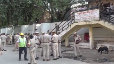 Photo of  यमुना बाजार में अवैध कब्जों पर गरजा बुलडोजर, तोड़-फोड़ की कार्रवाई