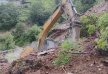 Photo of स्यानाचट्टी में 100 मीटर हिस्सा धंसने के बाद हनुमान चट्टी में बढ़ी मुश्किलें, गिर रहे पत्थर