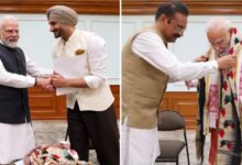Photo of पंजाब के सांसदों की पीएम मोदी से मुलाकात: डॉ. अशोक मित्तल ने भेंट की फुलकारी