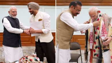 Photo of पंजाब के सांसदों की पीएम मोदी से मुलाकात: डॉ. अशोक मित्तल ने भेंट की फुलकारी