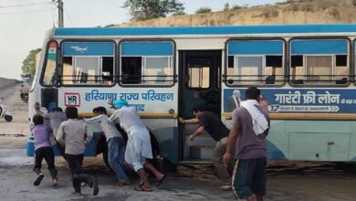 Photo of रेलवे अंडरब्रिज के पानी में फंसी हरियाणा रोडवेज की बस, 50 यात्रियों की अटकी सांसें