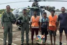 Photo of अरब सागर में डूबती नाव से 9 मछुआरों को तटरक्षक बल ने बचाया