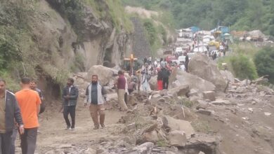 Photo of बदरीनाथ हाईवे: हाथी पहाड़ के पास भारी बोल्डर गिरने से 20 मी.सड़क ध्वस्त