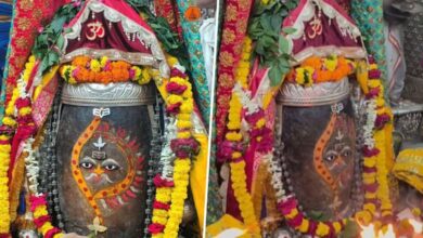 Photo of उज्जैन: भस्म आरती में अर्धचंद्राकार स्वरूप में सजे बाबा महाकाल