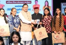 Photo of सरकार ने बालिकाओं को दिया स्मार्टफोन का तोहफा