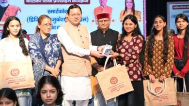 Photo of सरकार ने बालिकाओं को दिया स्मार्टफोन का तोहफा