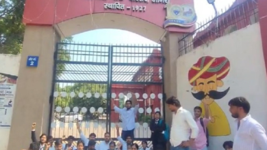 Photo of आगरा विश्वविद्यालय में हंगामा: छात्रों ने यूनिवर्सिटी गेट पर जड़ा ताला